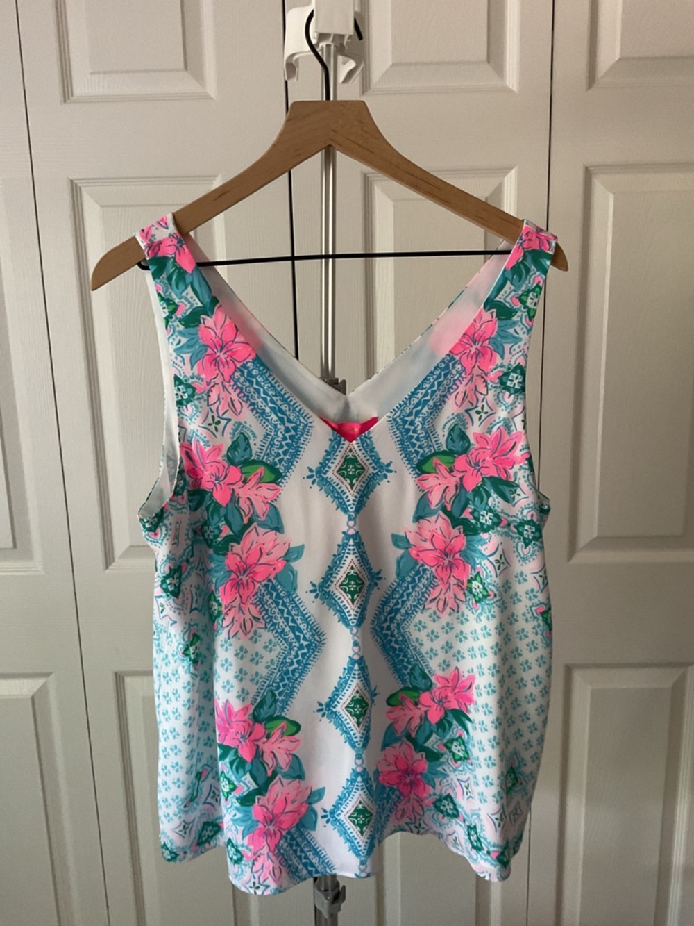 Lilly Pulitzer Sleeveless V-Neck Floral Print Tank Top in Pink & Blue